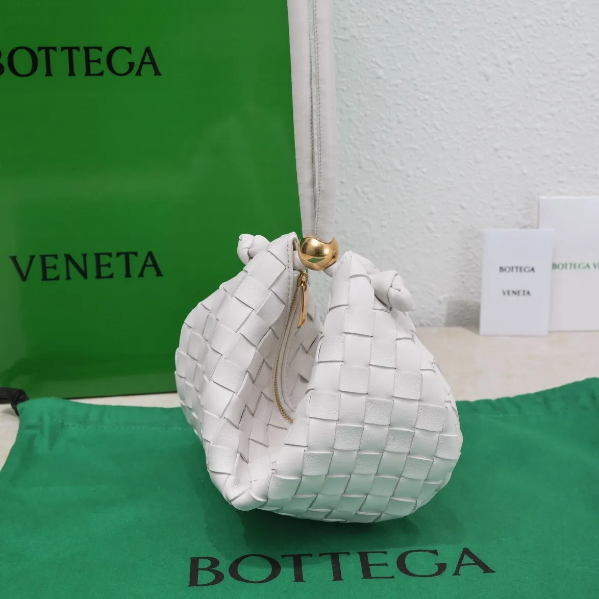 Batch 1220 BV has released new products. The small size TURN #recommended new hot style is still the classic woven logo that we can recognize at a glance. It is really a unique style that is familiar and unfamiliar! Made of sheepskin braiding, with beautiful gold beads on the shoulder straps for free adjustment. You can switch between the shoulder bag and the handbag at will. It has a concave and convex shape anytime and anywhere. It is a practical king with a unique personality. It also has the right color combination that can be sweet or salty. It is full of style. It is a beautiful summer catwalk style. Pull it out quickly. Small size: 29*3*19. Model: 6699-2#